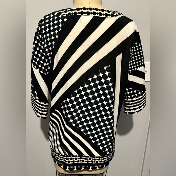 3/$30 Liz Claiborne Small/Petite, Black/white geo print short sleeve blouse - Picture 2 of 3